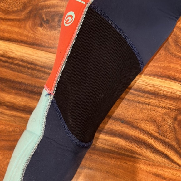 Rip curl size 4 wetsuit - Picture 4 of 7